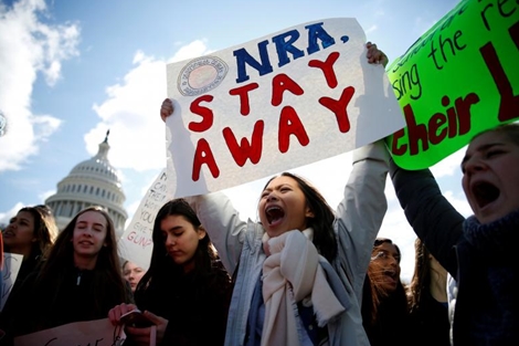 Hàng ngàn học sinh Mỹ xuống đường kêu gọi kiểm soát súng đạn