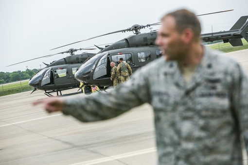 Mỹ bắt đầu điều quân đến biên giới với Mexico