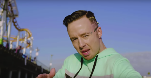 (HY HỮU) Rơi khỏi cánh máy bay khi đang quay video ca nhạc