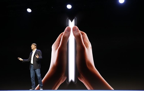 Samsung hé lộ điện thoại "bẻ đôi màn hình"