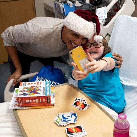 Cựu Tổng thống Mỹ đóng giả ông già Noel phát quà cho bệnh nhi