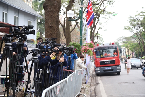 Dàn phóng viên "cắm rễ" chờ đón trước Hội nghị Mỹ-Triều