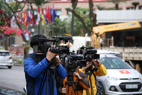 Phóng viên quốc tế tác nghiệp tại Việt Nam: Câu chuyện sau những dòng tin