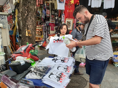 Khách nước ngoài bị hút bởi "áo Trump-Kim"