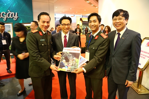 Phó Thủ tướng Chính phủ Vũ Đức Đam thăm gian trưng bày Báo chí CAND