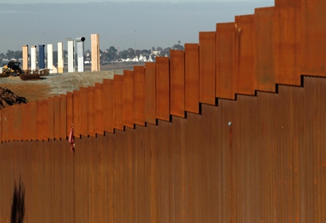 Ông Trump nhận thêm tiền cho bức tường biên giới với Mexico