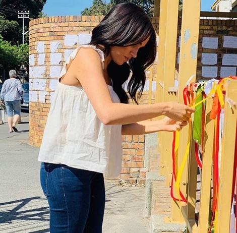 Vợ hoàng tử Harry bí mật tưởng niệm nữ sinh Nam Phi bị sát hại 