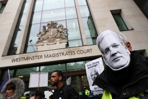 Người sáng lập WikiLeaks xuất hiện tại tòa án ở London