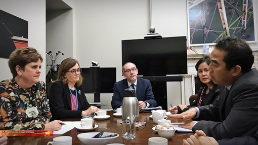 Đoàn công tác BNG làm việc tại Anh về vụ 39 người chết