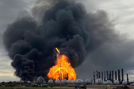 Cháy nhà máy hóa dầu ở Mỹ, 60 ngàn người phải di tản