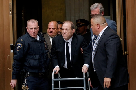 Cựu trùm Hollywood chống nạng hầu tòa vì quấy rối tình dục