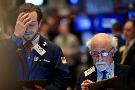 Phố Wall "đỏ rực", COVID-19 có thể đẩy Mỹ vào suy thoái