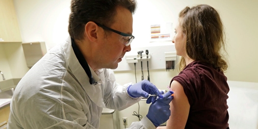 Cận cảnh vaccine COVID-19 đầu tiên được thử nghiệm lâm sàng trên người