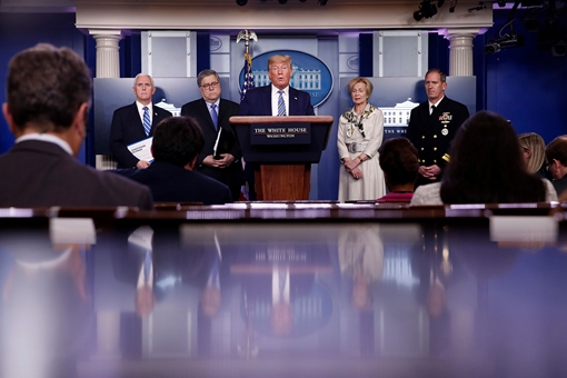 Hơn 100 ca tử vong một ngày do COVID-19 tại Mỹ, Đệ nhất phu nhân đi xét nghiệm 