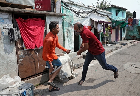 Lạ kỳ hình thức phạt người vi phạm lệnh phong toả ở Ấn Độ 