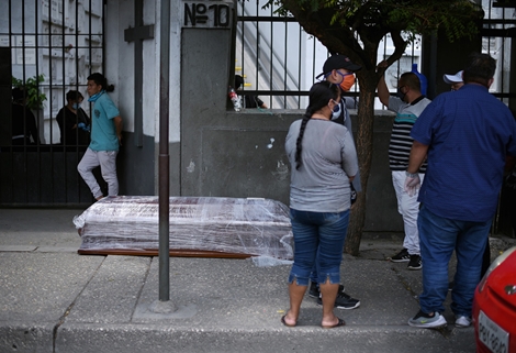 Cảnh sát Ecuador đến từng nhà dân thu thập thi thể người chết vì COVID-19