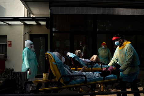 Hơn 9.000 nhân viên y tế Mỹ có thể đã nhiễm COVID-19 