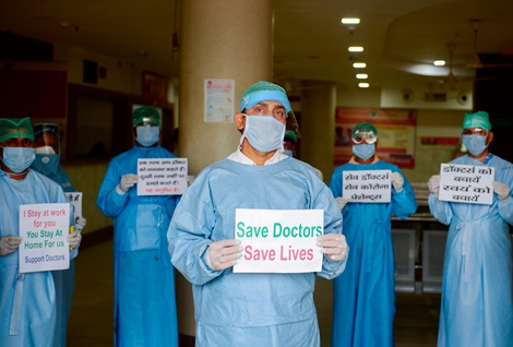 Bác sĩ Ấn Độ kêu cứu vì bạo hành giữa mùa dịch COVID-19