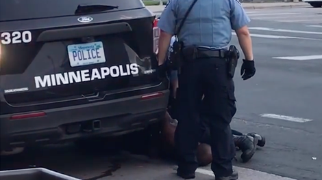 Bốn cảnh sát Mỹ bị sa thải sau khi khống chế khiến người đàn ông da màu tử vong