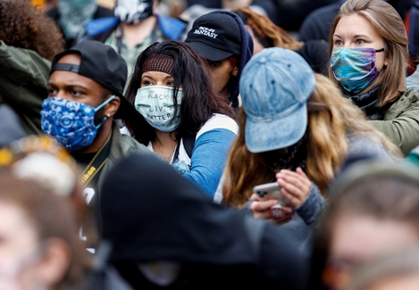 Người đàn ông da màu bị ghì gối đến chết có thể nhiễm COVID-19