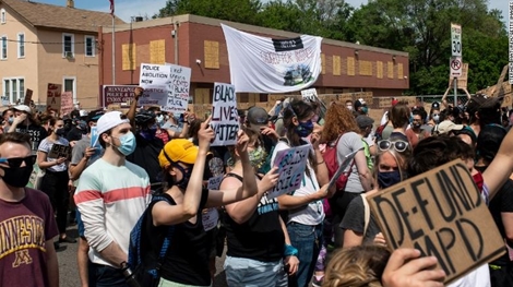 Cựu sĩ quan ghì chết người ở Mỹ có thể nhận lương hưu đến 1,5 triệu USD