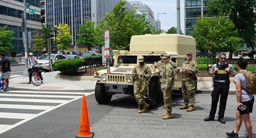 Mỹ huy động Vệ binh quốc gia ngăn người biểu tình phá di tích