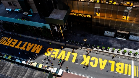 Thị trưởng New York sơn dòng chữ "Black Lives Matter" trước tòa Tháp Trump 