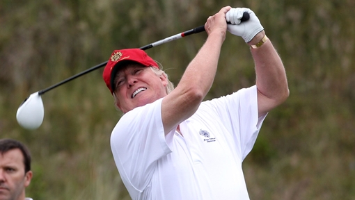 Bị "săm soi" quá đà vì chơi golf giữa mùa dịch, ông Trump nổi giận