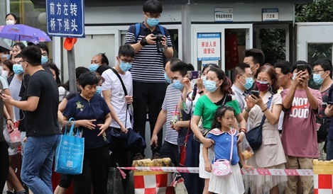Dân tình "hóng" Lãnh sự quán Mỹ tại Thành Đô đóng cửa