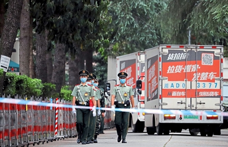 Người dân tập trung đông bên ngoài Lãnh sự quán Mỹ ở Thành Đô