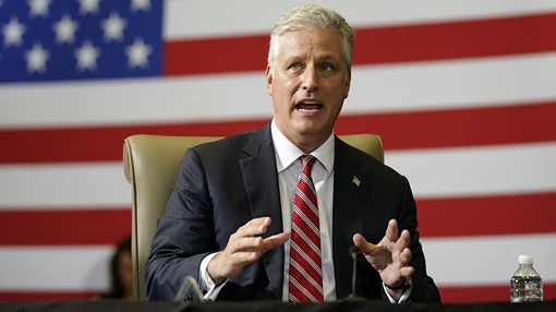 Cố vấn thân cận nhất của ông Trump nhiễm COVID-19 