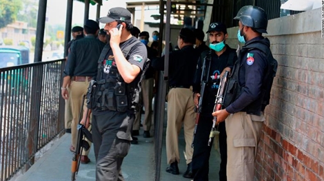 Công dân Mỹ bị bắn chết ngay giữa phòng xử án