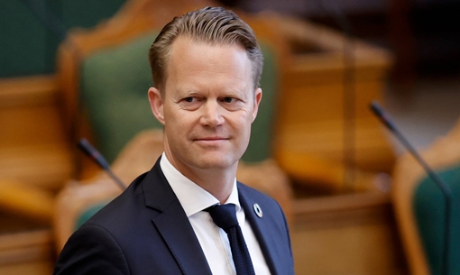 Ngoại trưởng Đan Mạch "hối tiếc" vì quan hệ bất chính với cô gái 15 tuổi 