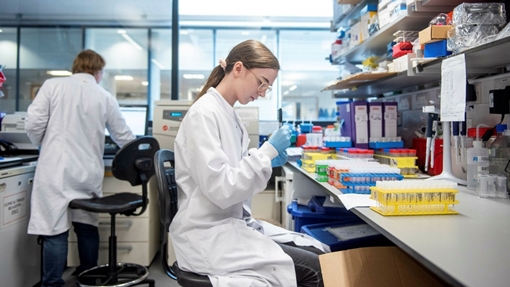 Tranh cãi Nga-Anh về tin giả vaccine COVID-19