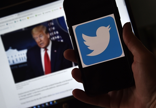 Cố vấn ông Trump bị Twitter xóa bài vì tung tin sai lệch