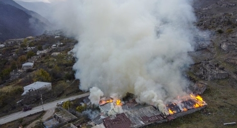 Người Armenia đốt nhà, rời bỏ khu vực sắp do Azerbaijan kiểm soát