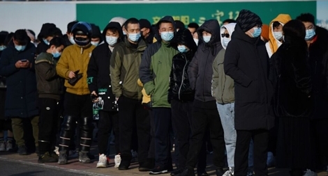 Người Trung Quốc xếp hàng tiêm vaccine COVID-19 