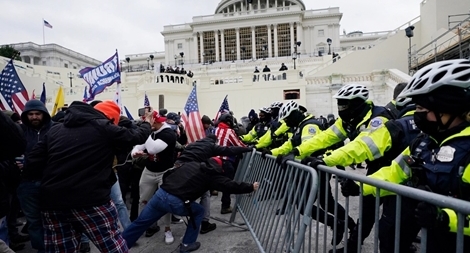 Lưỡng viện bác bỏ phản đối của phe ông Trump, 4 người thiệt mạng vì bạo loạn