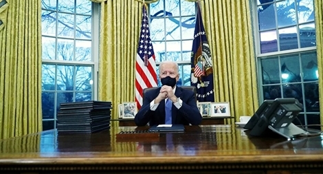 Tân Tổng thống Mỹ ký hàng loạt sắc lệnh đảo ngược di sản của ông Trump