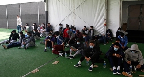 Trẻ em di cư bị thả từ tường cao 4 m ở biên giới Mỹ 