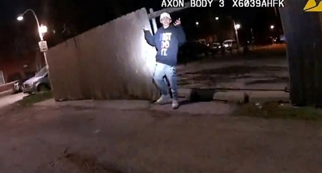 Cảnh sát Mỹ bắn chết cậu bé 13 tuổi đang giơ tay đầu hàng 