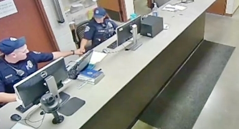 Cảnh sát Mỹ làm gãy tay bà cụ rồi cười khoái chí 