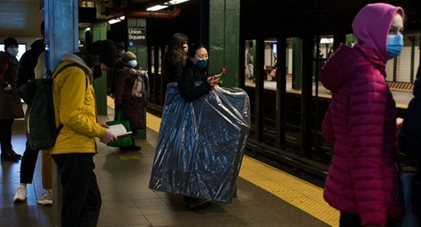 Người Mỹ đã tiêm vaccine sẽ không cần đeo khẩu trang ở nơi công cộng 