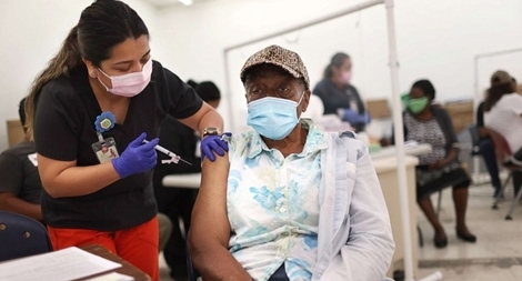 Hơn nửa số người trưởng thành ở Mỹ đã được tiêm vaccine chống COVID-19 