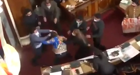 Nghị sĩ Bolivia ẩu đả ngay giữa cuộc họp quan trọng 