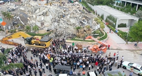 Chú mèo đoàn tụ với chủ sau vụ sập chung cư ở Florida 