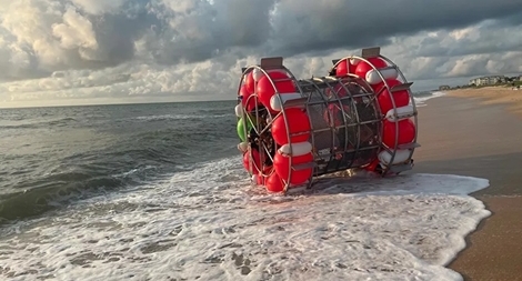 Bị sóng đánh dạt vào bờ khi vừa khởi hành đến New York bằng thuyền kỳ quái