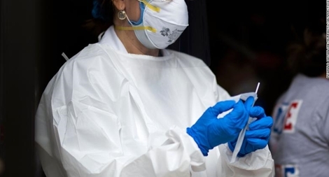 Người Mỹ phải lựa chọn hoặc tiêm vaccine hoặc xét nghiệm nhiều lần 