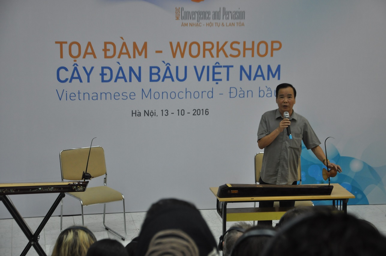 Nhạc sĩ Châu Á Thái Bình Dương thích thú tìm hiểu cây đàn bầu Việt Nam