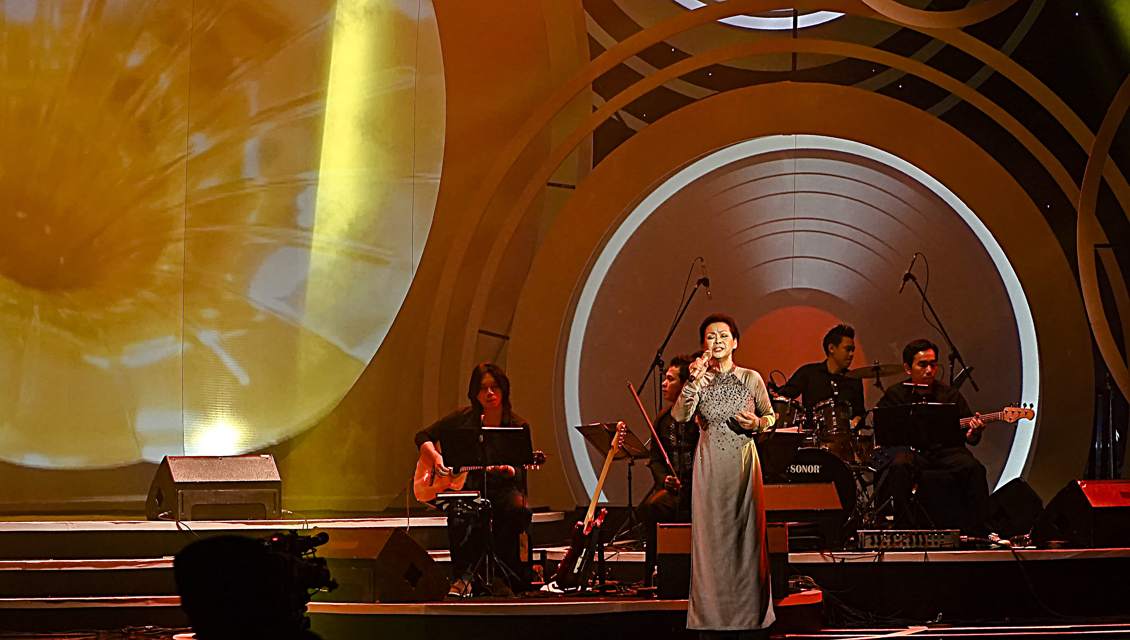 Hồ Ngọc Hà lần đầu song ca cùng Khánh Ly